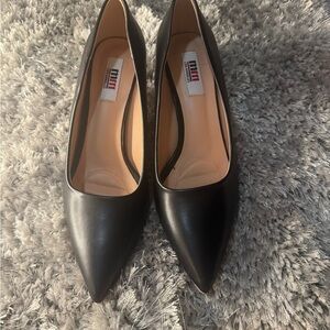BRAND NEW Timeless Black Leather Heels for Business​